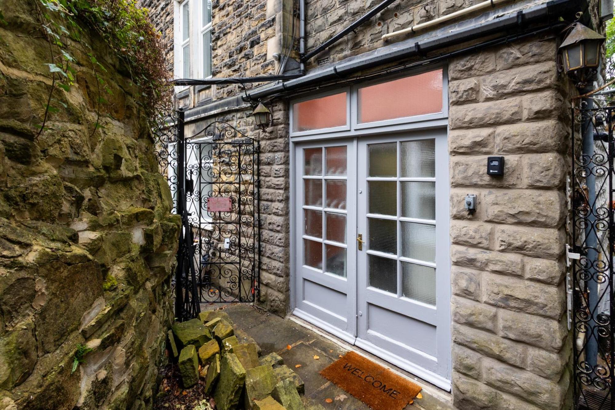 Spacious 3 Bedroom Ground Floor Apartment - 10 Mins From City Centre Leeds  Extérieur photo