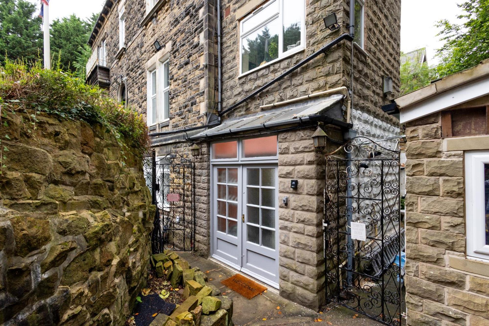 Spacious 3 Bedroom Ground Floor Apartment - 10 Mins From City Centre Leeds  Extérieur photo
