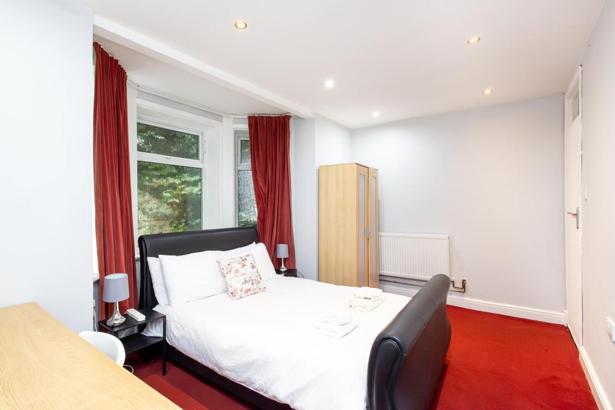 Spacious 3 Bedroom Ground Floor Apartment - 10 Mins From City Centre Leeds  Extérieur photo