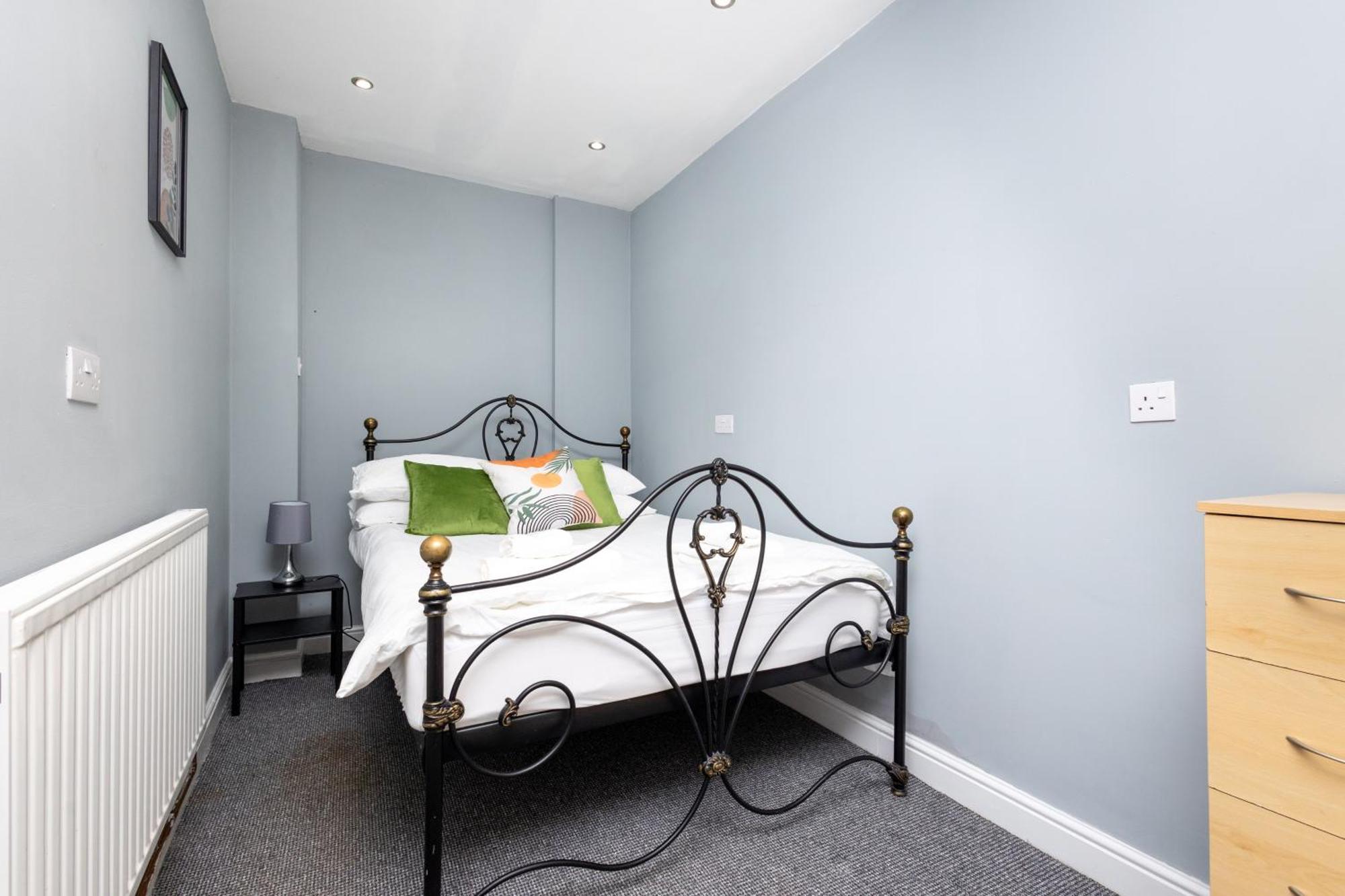 Spacious 3 Bedroom Ground Floor Apartment - 10 Mins From City Centre Leeds  Extérieur photo