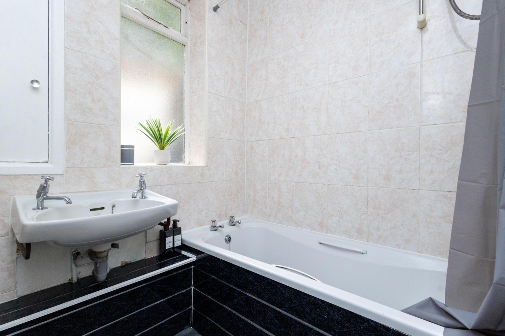 Spacious 3 Bedroom Ground Floor Apartment - 10 Mins From City Centre Leeds  Extérieur photo